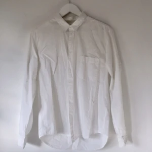  - Vit skjorta från Cheap Monday (stl M, herr)  Fint skick.  Kan posta eller mötas i Stockholm. 