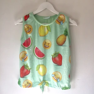  - Ljusgrön topp med knytning och emojis 🍉🍓🍍🍋😆😂 Köpt i Berlin, aldrig använd tyvärr.  Kan posta eller mötas upp i Stockholm