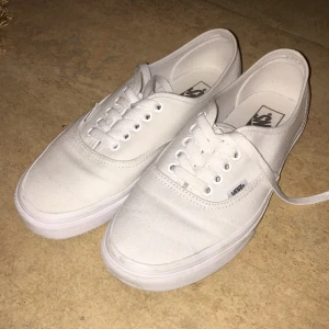  - Vita Vans i strl 40, skulle dock passa 39-39,5 (?) skulle jag säga. Använda 2 gånger