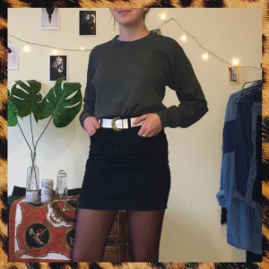  - Ascool militärgrön tröja i "rutigt" ribbat tyg! Sitter snyggt oversized på mig som normal har xs/s, men passar nog de flesta storlekarna beroende på hur en vill att den ska sitta :)   Ganska lång också, så är du rätt kort funkar den nog som klänning, men jag brukar stopp in den i en kjol eller ett par jeans och ett skärp :) I bra skick!