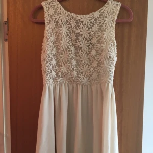  - Vit klänning med spetts överdel 