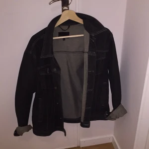  - Riktigt snygg o najs jeansjacka från Kappahl! Storlek S men aningen oversized i storleken. 