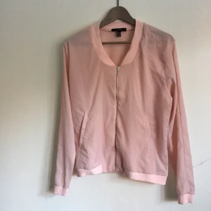  - Tunn rosa jacka från Primark. 
Provad i affär och hemma, aldrig använd. 

Köparen står för frakt. Fråga gärna! 