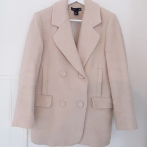 HM VIBTERKAPPA LJUSROSA.  - Ljusrosa vinterkappa från H&M.   1 år gammal men i väldigt fint skick! Kan ordna en bild när jag har jackan på mig så ni får en bättre bild av passformen :)  Nypris 700! 