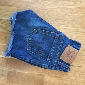  - Levi's 517, köpta som shorts. Underbara varje dag-shorts som tyvärr blivit för små. Passar nog strl 24-26.