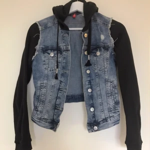  - Vår/sommar-jacka. Använd fåtalet gånger. Väldigt snygg 