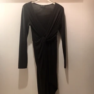  - Mörk grå omlott klänning med slit. Från Nelly.com, aldrig använd!
