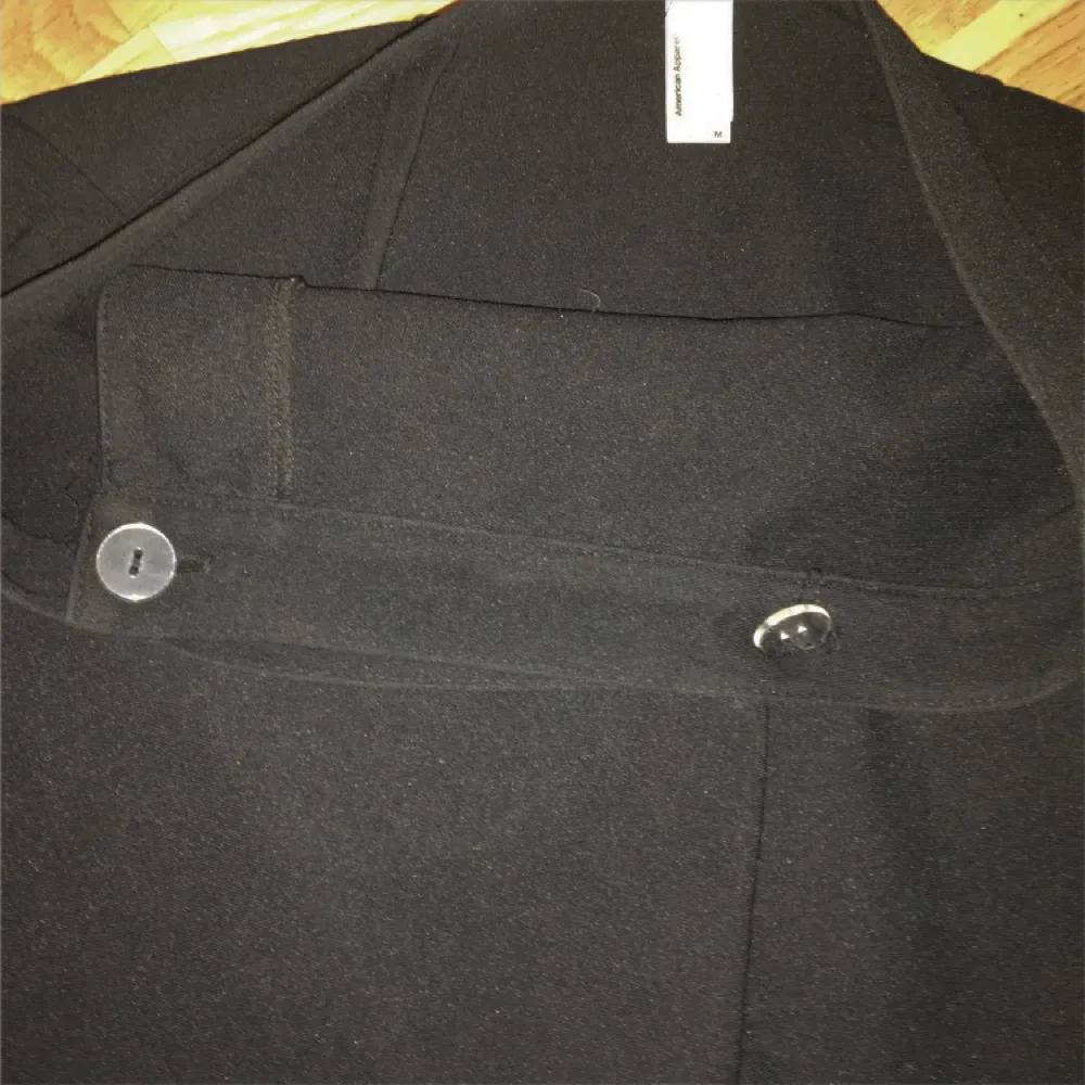 ELEGANT kort svart kjol från American Apparel! 
Den knäpps i mitten på framsidan vilket är väldigt fint. 🌹🌹. Kjolar.