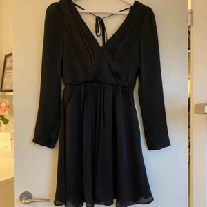  - En jättefin oanvänd klänning från H&M i strl 32. Frakt tillkommer 