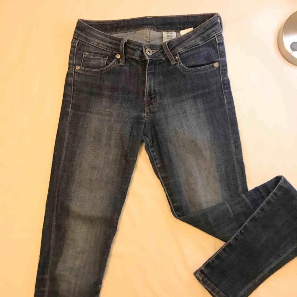 Mörkblå jeans från H&M som jag tyvärr växt ur✨ frakt tillkommer💌. Jeans & Byxor.