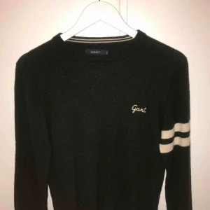  - 6/10 skick men bara för att den har några år på sig, fint skick med det i åtanke. Säljer nu min tidigare favorittröja då den e för liten, svinsnygg mörkgrön Gant-tröja!
