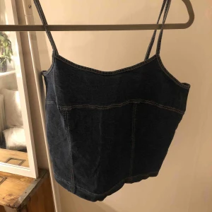  - supersöt vintage jeans top🥺 kommer aldrig till användning och kan användas till sommaren men även nu på vintern över skjortor💓
