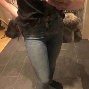  - Blåa jeans i storlek XS från Bikbok.☺️✨Andvända ett fåtal gånger pga för små för mig😛💫FRI FRAKT!!🙃☺️❤️Skriv t mig för fler bilder på jeansen👖💞