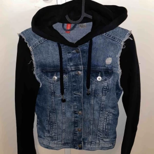  - Jeans jacka med svart huva och ärmar. 