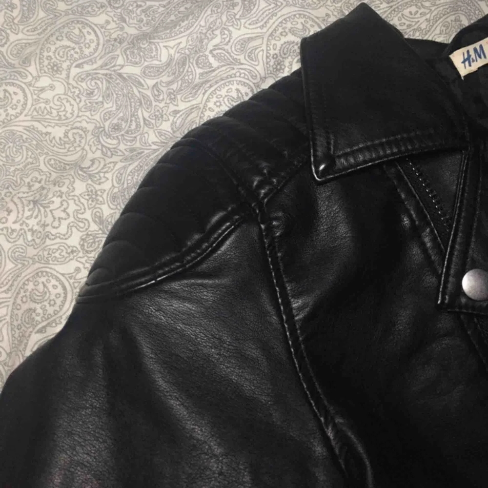 Ordinarie pris: 400kr Nypris: 150kr (går att diskuteras) Storlek: 152 Bra skick! Använts två gånger pga fel storlek. Möts i Stockholm. Swish/kontant. Köparen står för frakt. . Takit.