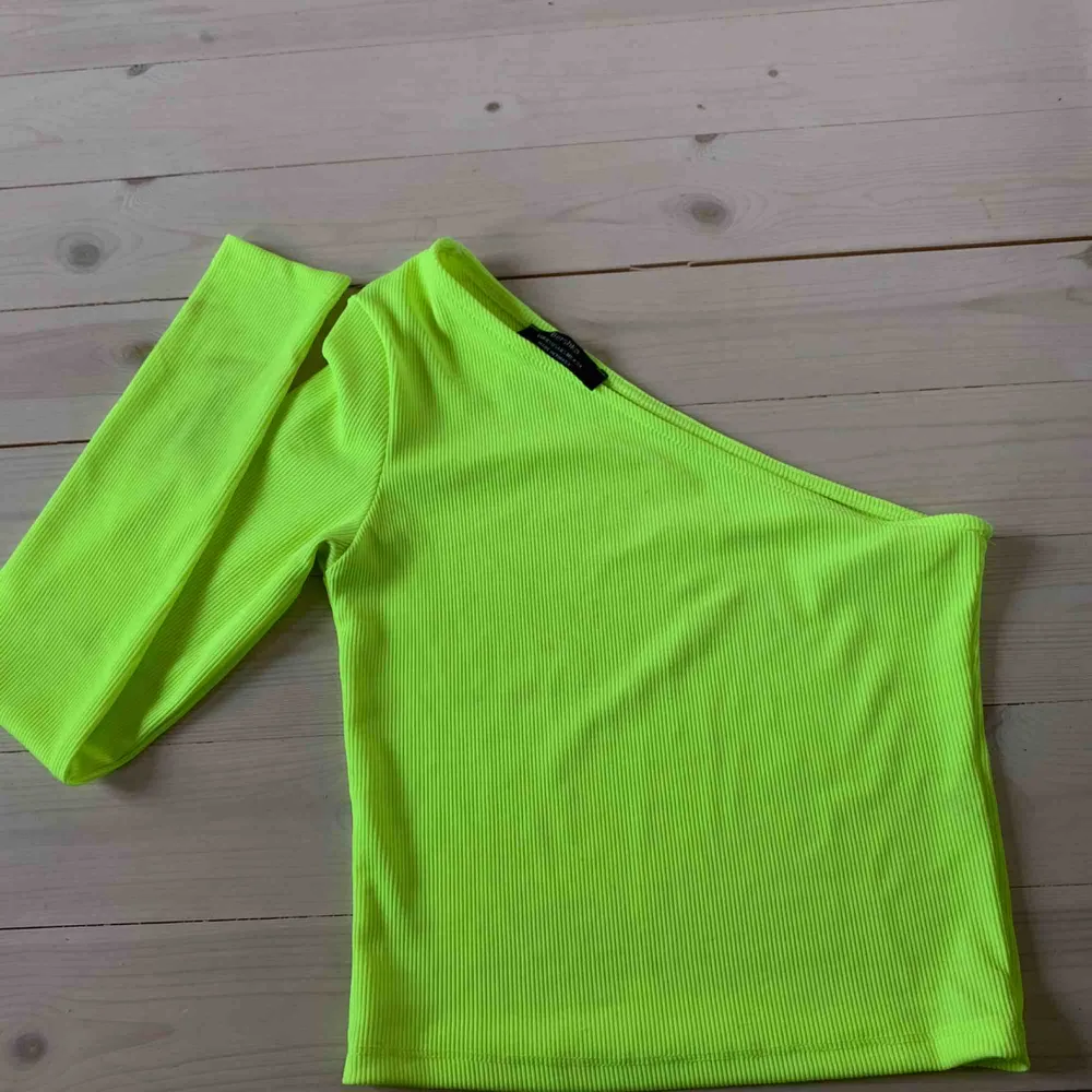 Skitsnygg oneshoulder neon tröja i ribbat material. Nästan aldrig använd och säljer därför. 💖 frakt tillkommer . Toppar.