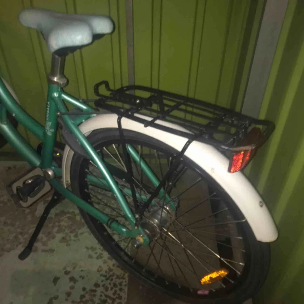 Nu säljer jag min blåa cykel (priset kan diskuteras genom snabbaffär) den har en baklås och säljer den med en till blå lås, köpte den för 5000kr, ring klockan funkar inte men den kan man ta bort, jätte fina mönster, man kan ta upp sätet oxå, stor korg☺️✨. Övrigt.