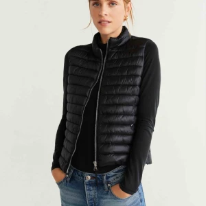  - svart väst från mango i nyskick, mycket bra nu till våren och passar till allting.