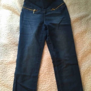  - Figurnära Jeans i väldigt fint skick. Endast använda 1 gång. Jeansen är i storleken XS/SMALL.  • Köparen står för frakt!