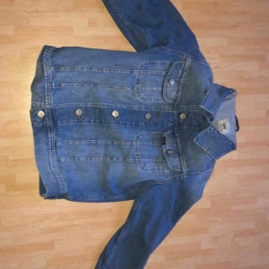 - 499 frakt inkluderat i priset, lee jeans jacka! Bud kan accepteras om de är rimligt 