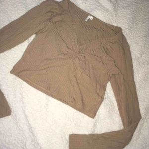 Tröja - Helt oanvänd tröja i storlek small. Säljes pga fel storlek för mig. Bilden lånad från Nelly.com. Köparen står för frakt!