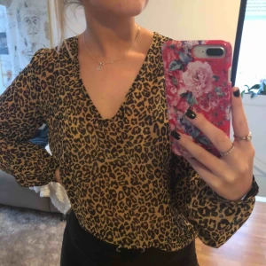  - leopard silkes blus ifrån Bik Bok, använd ca 3 gånger så den är i bra skick 