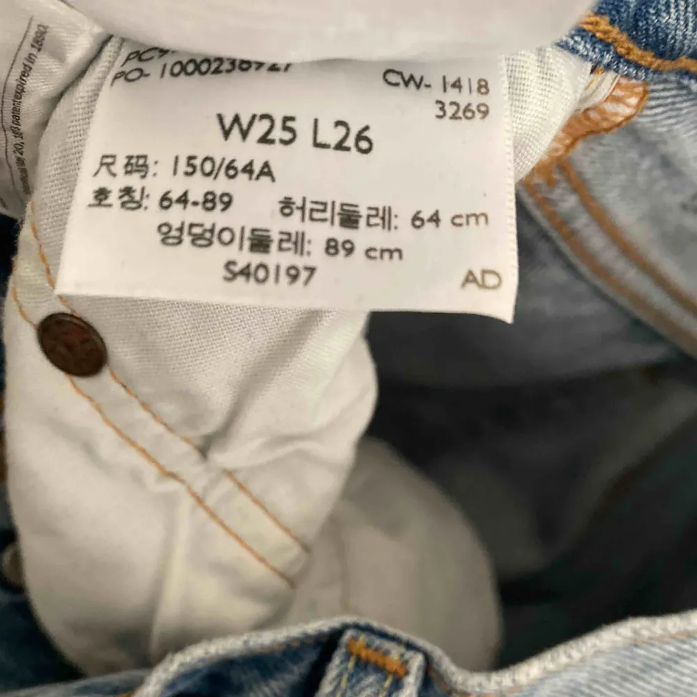 Storlek W25 L26, jeans från Levis, rak modell 501:or använd ungefär ett år men väldigt bra skick. Inga tecken på användning, köpta för: 1199kr på Levis butiken! Tyvär för små för mig:( Kan mötas upp i växjö annars kostar frakten 59kr. Jeans & Byxor.