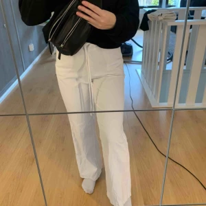  - Super snygga linnebyxor från NA-KD, använda 1-2 ggr annars bara prövade. Köparen står för frakten vilket är 50 kr💞💛