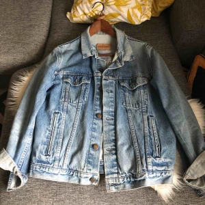  - Jeans jacka one size tror det är en levis
