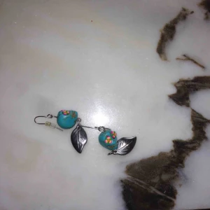  - Häng-örhängen som ser ut som dödskallar. Man skulle även kunna ta av dödskallen och bara ha kvar bladet ifall föredrar det. 