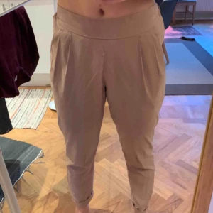  - Sköna byxor från bikbok i ”prasselmaterial”.