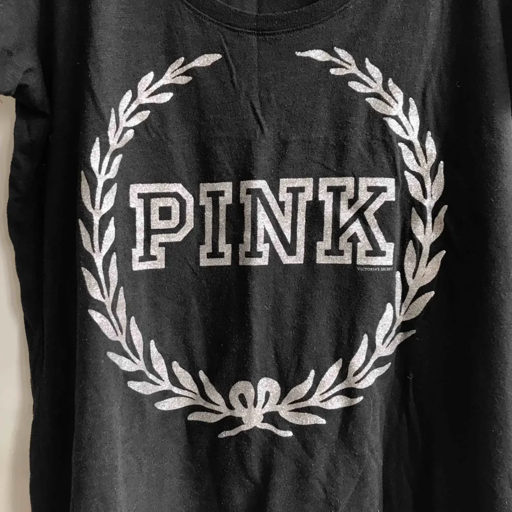 Något stor T-shirt från Victoria’s Secret PINK.  Svart med silverprint.   Overzsize  Köparen står för portokostnad. T-shirts.