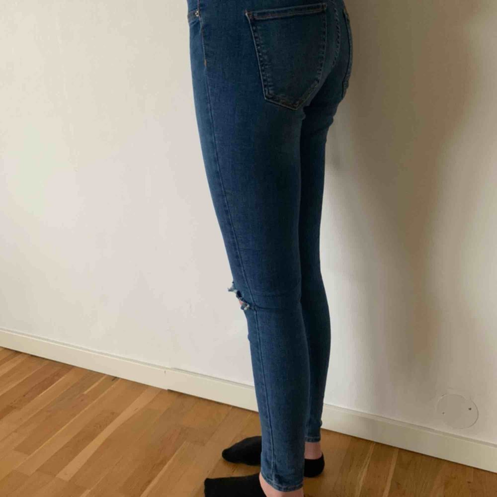 Alex jeans från Gina Tricot i storlek M. Köparens går för frakten men kan mötas upp i Helsingborg.. Jeans & Byxor.