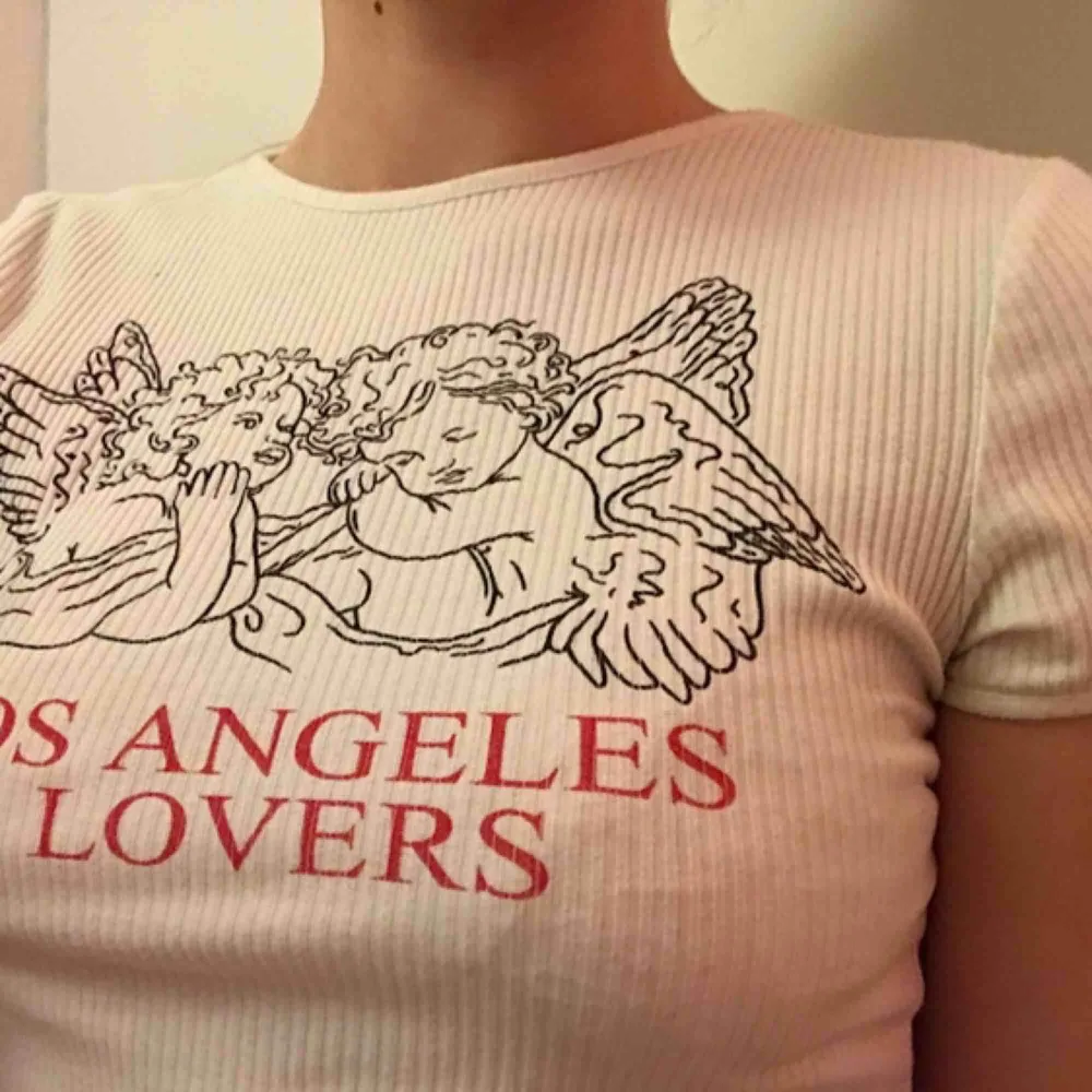 Ribbad snygg ”t-shirt-topp” ifrån h&m. Den har två små fläckar där fram men de syns nästan inte alls när man använder den och går antagligen bort med vanish. Köparen står för frakt:). Yläosat.