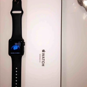  - Apple Watch, series 3 Aluminiumboett i rymdgrått med sportband i svart (GPS).  Boettstorlek: 38mm NYPRIS: 2 495 kr  Klockan är äkta! Använd två gånger, så gott som ny. Fick den i present, men har inte kommit till användning. Använd VARSAMT, inga skador. 