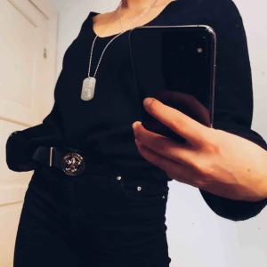  - Snygg svart tröja som är måttligt använd. V-ringad med ”ballongärmar”. Mycket bekväm och går att klä upp till finare tillfällen men också att ha till vardags. Fler bilder kan skickas vid intresse. Köparen står för frakt. 