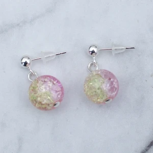 Örhängen med glaspärlor  - Silverfärgade örhängen med flerfärgade glaspärlor, nickelfria. Fri frakt vid köp över 100:-