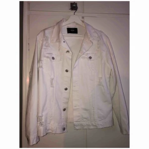 Jeans jacka vit  - Jeans jacka storlek XS men stor i modell Aldrig använd 