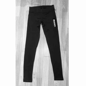  - Svarta träningstights som aldrig är använda. Lappen sitter kvar. Storlek S. Nypris: 399 