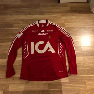  - En matchanvänd Djurgårdströja, buren av Christer Youssef säsongen 2008/2009. Storlek M, bra skick. Svenska Spel-sponsor på högra ärmen och Djurgårdsandan på vänstra.