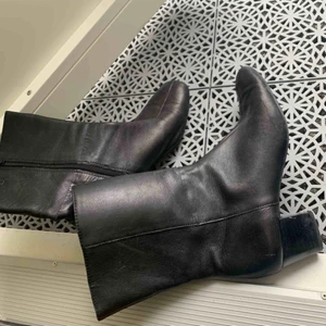  - Boots från Antonio Melani i skinnimitation. Klackhöjd: 5 cm