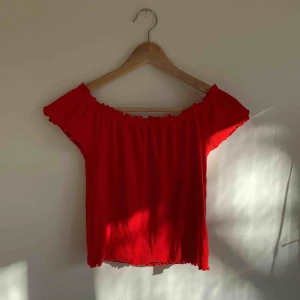  - En härlig röd croptop från Gina, vill man kan man ha toppens ärmar ner på sina axlar! Endast testad därav nyskick!