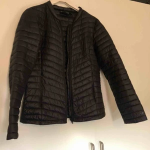  - Lättvikts jacka  38  Snygg och enkel jacka Även Bra att ha under andra tunnare jackor vid tex övergångperiod    Svart 