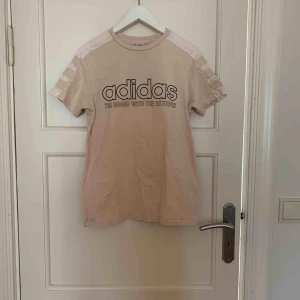  - Säljer denna Adidaströja pga används ej. Nyskick och köpta för 700 och säljer för 300 + frakt