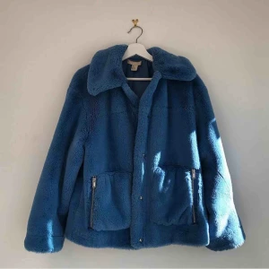  - Fluffig jacka från H&m!! Lite sliten, därför är den så billig!! Frakt tillkommer!
