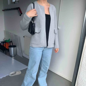  - Stickad kofta, kan användas som jacka när det blir lite varmare  Bra skick 