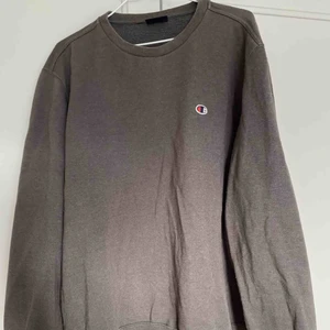  - Champion tröja😈tvättat ganska mycket så kvalitén har blivit lite sämre! Möts helst upp i sthlm annars står köparen för frakten! Passar som S/M