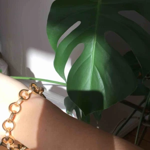  - Halsband och armband från NA-KD. Helt oanvända, 40 kr styck eller 70 kr för båda. Frakt: 20 kr oavsett