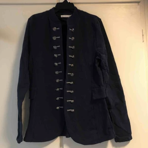  - Begagnad i ok skick, str 40-42 M  Frakt ingår ej, 