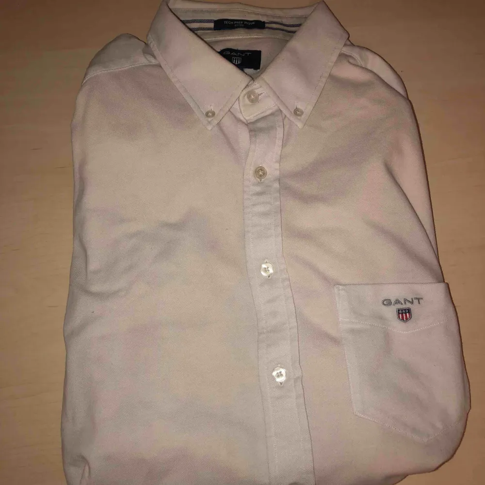 VÄLDIGT ljusrosa Gant skjorta i fint skick säljes. Givetvis äkta. Strl: L. Skjortor.